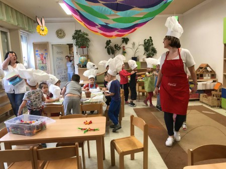 itt a farsang, áll a bál...